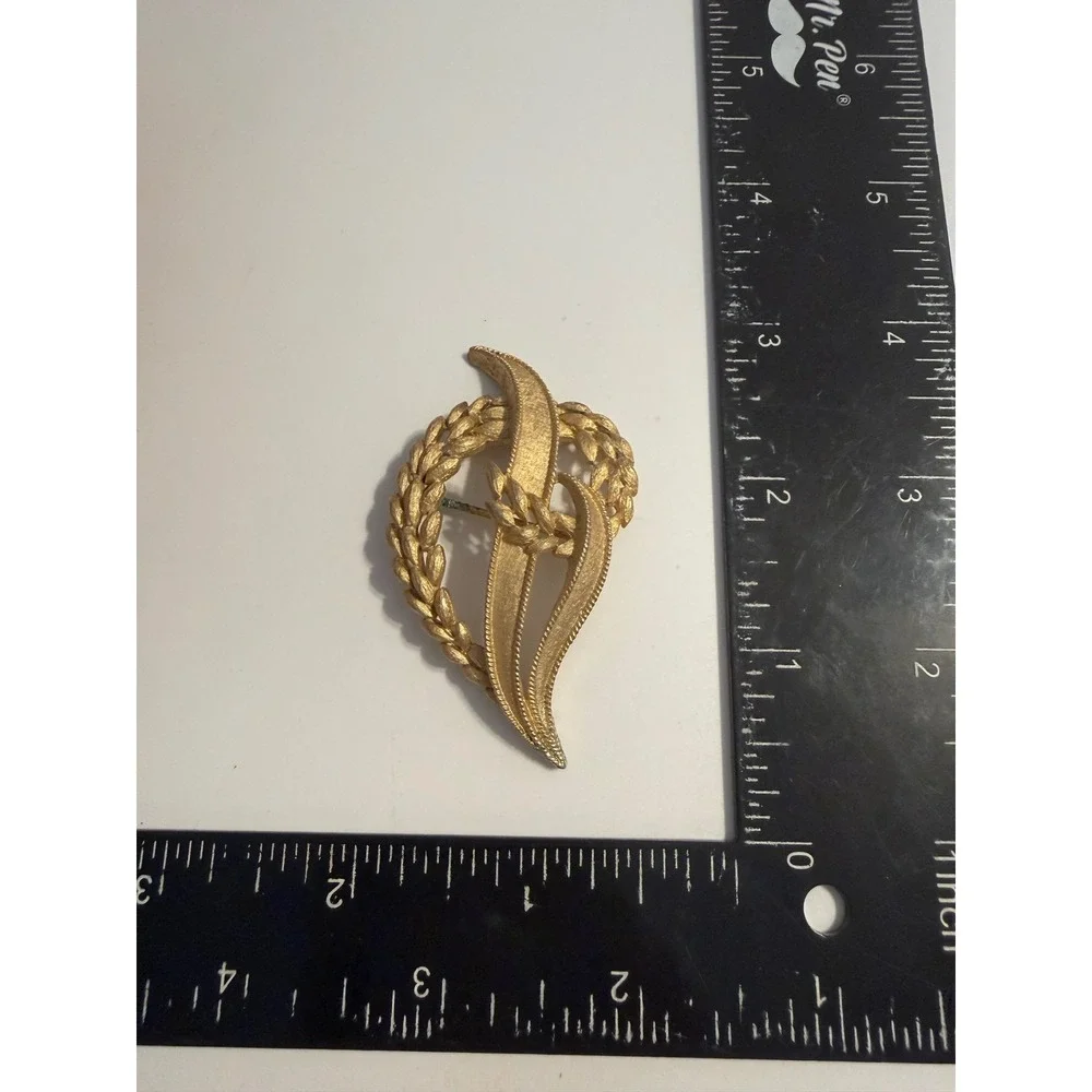 Trifari Gold Tone Textured Leaf Ribbon Wreath Brooch Pin Signed Vintage